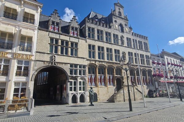 Wandeling Stadse Trage Tocht Bergen op Zoom bij het Stadhuis op de Markt