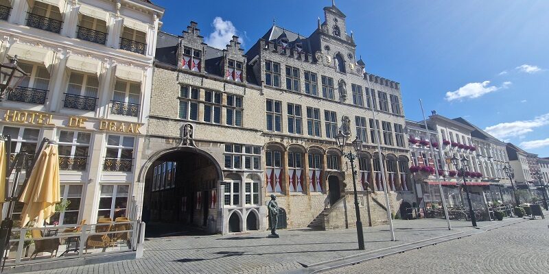 Wandeling Stadse Trage Tocht Bergen op Zoom bij het Stadhuis op de Markt