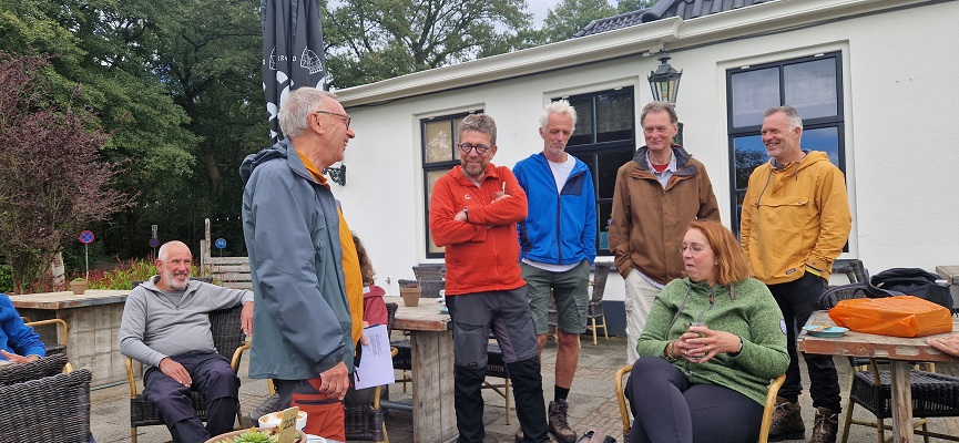 Wandeling over Trage Tocht Zeegse bij de presentatie van de wandelgids Wandelen langs de Drentse Aa