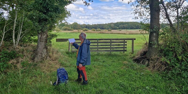 Wandeling over Trage Tocht Zeegse bij de presentatie van de wandelgids Wandelen langs de Drentse Aa