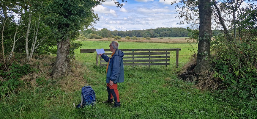 Wandeling over Trage Tocht Zeegse bij de presentatie van de wandelgids Wandelen langs de Drentse Aa