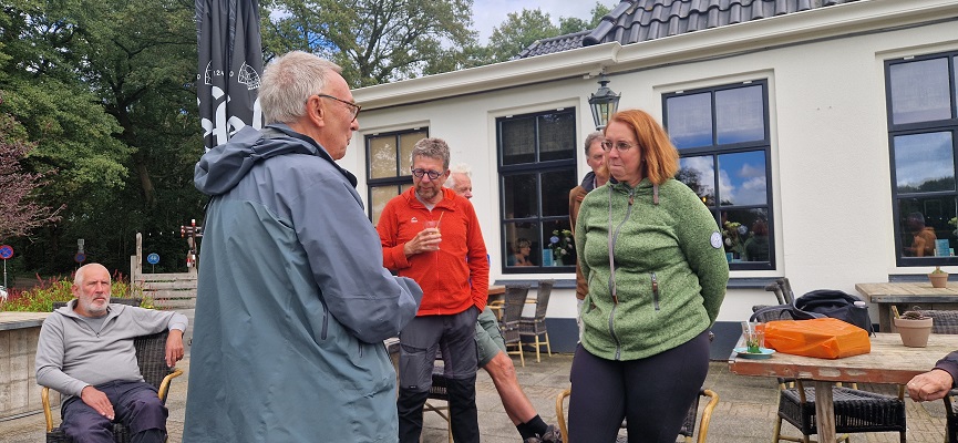 Wandeling over Trage Tocht Zeegse bij de presentatie van de wandelgids Wandelen langs de Drentse Aa