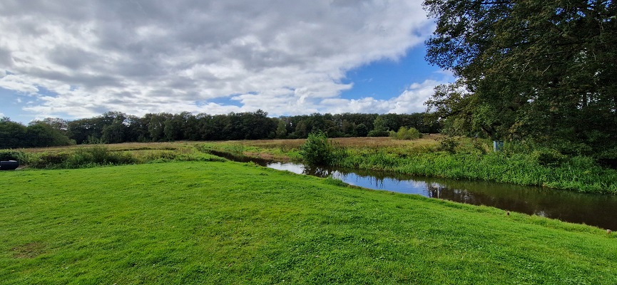 Wandeling over Trage Tocht Zeegse bij de presentatie van de wandelgids Wandelen langs de Drentse Aa